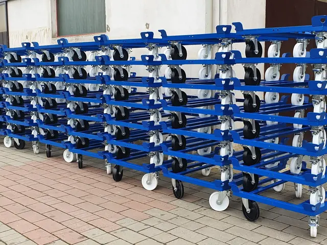 Vrsta modrih transportnih vozičkov s kolesi